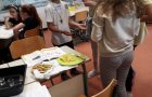 Sedmošolci v vlogi mentorjev pri poskusih iz naravoslovja